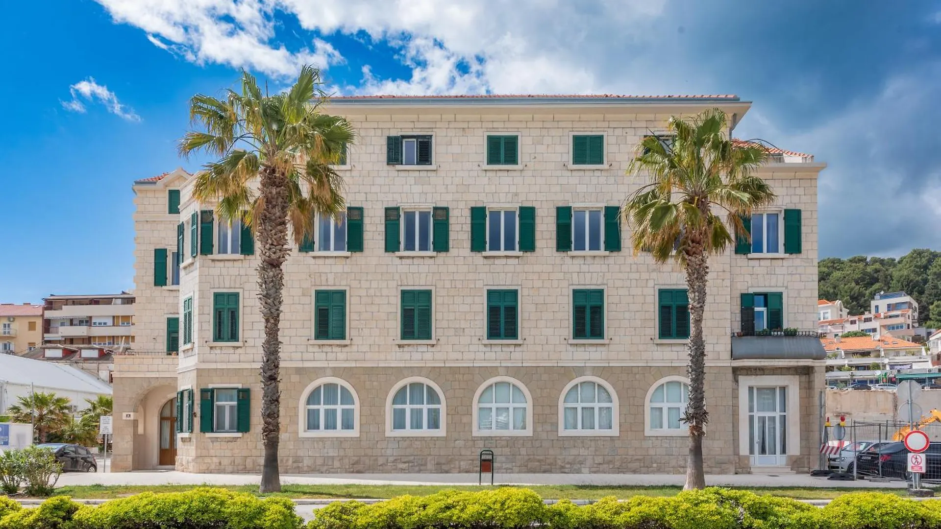 Split Coast Apartment contacts